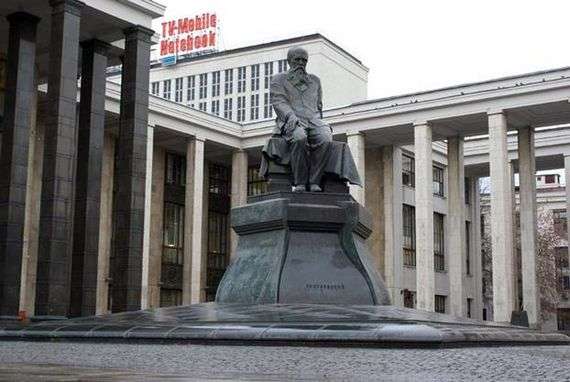 Описание памятника Федору Достоевскому в Москве