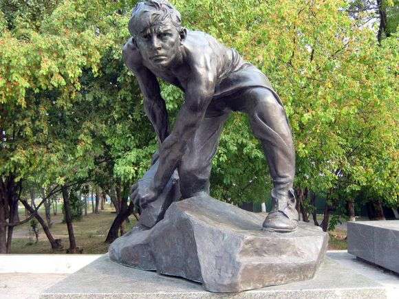 Описание скульптуры Ивана Шадра «Булыжник   оружие пролетариата»
