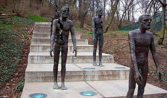 Описание памятника жертвам коммунизма в Праге