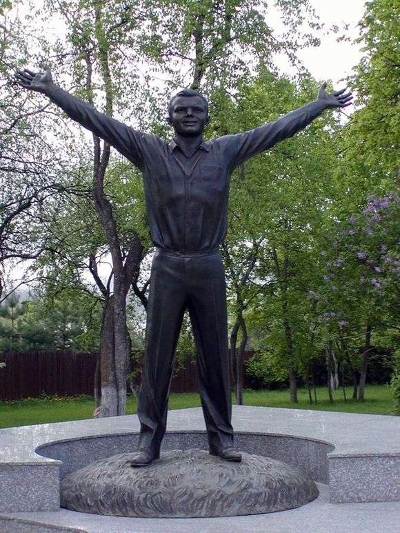 Описание памятника Юрию Гагарину в Калуге