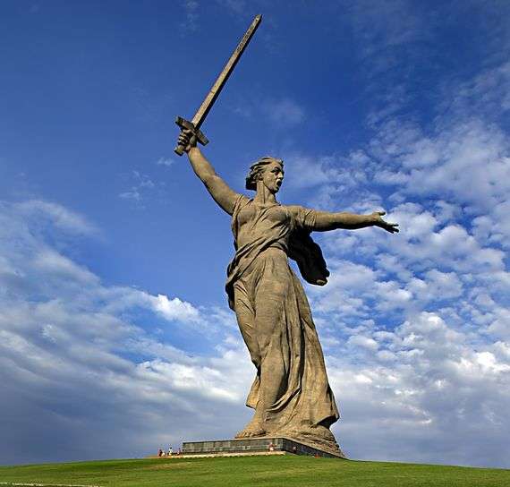 Описание памятника скульптуры «Родина мать зовет» в Волгограде