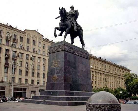 Описание памятника Юрию Долгорукому в Москве